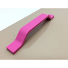 Griff in einer schönen rosa Farbe, perfekt geeignet für Kinder- und Studentenzimmer, der GOJA Griff ist in fünf Farben erhältlich. Der Griff ist praktisch beim Öffnen, er ist nicht scharf. Die Farbe ist sehr markant.