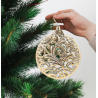 Stellen Sie sich vor, Ihr Weihnachtsbaum erstrahlt in einem außergewöhnlichen Charme, als wäre er direkt aus einem Märchen entsprungen. Mit der exklusiven STYLA Weihnachtskugel in Gold ist das nicht nur ein Traum, sondern eine Realität, die Sie schon heute verwirklichen können. Diese Kugel ist nicht nur eine gewöhnliche Dekoration, sondern ein Schmuckstück, das Ihrem Weihnachtsfest Pep und Eleganz verleihen wird. Warum diese Kugel wählen? 
Kunst im Design
STYLA ist der Inbegriff von Raffinesse. Die aus hochwertigem Kunststoff gefertigte Kugel ist der Beweis dafür, dass Schönheit und Haltbarkeit Hand in Hand gehen können. Der Durchmesser von 150 mm sorgt dafür, dass sie zu einem dominanten Element an Ihrem Baum wird, ohne dabei zu übertreiben. Der goldene Farbton verleiht ihr ein luxuriöses Aussehen, das zeitlos ist und zu jedem Farbschema passt, egal ob Sie traditionelle Rot-Grün-Kombinationen oder moderne und minimalistische Weiß- und Silbertöne bevorzugen.
Unerreichte Haltbarkeit
Machen Sie sich keine Sorgen mehr über zerbrochene Ornamente! Die Kunststoffkonstruktion sorgt dafür, dass STYLA auch kleinen Unfällen standhält, die im Haushalt unvermeidlich sind. Ihre Kinder oder Haustiere können beruhigt sein - und Sie auch. Jetzt können Sie die Feiertage genießen, ohne sich über Glasscherben unter dem Baum Gedanken zu machen.
Emotion und Atmosphäre
An Weihnachten geht es vor allem darum, Erinnerungen zu schaffen, und diese Kugel kann ein Teil davon sein. Stell dir vor, du hängst sie an den Baum, während dich der Duft von Zimt und Vanille umweht. Die goldene Farbe reflektiert das Licht der flackernden Kerzen und schafft eine wärmende und magische Atmosphäre, die Sie in ein Gefühl von Frieden und Freude hüllt.
Das perfekte Geschenk
Wenn Sie jemandem etwas Besonderes schenken möchten, brauchen Sie nicht weiter zu suchen. STYLA ist nicht nur ein Schmuckstück, sondern auch ein perfektes Geschenk, das eine angenehme Überraschung für jeden Liebhaber von Weihnachten und ästhetischer Dekoration sein wird. In einer eleganten Verpackung verpackt, ist es bereit, Freude und Schönheit in jedes Haus zu bringen.
Ein einzigartiges Design, das zählt
In der heutigen Zeit, in der der Markt von Massenproduktion überschwemmt wird, ist STYLA eine erfrischende Ausnahme. Mit viel Liebe zum Detail wird jedes Stück sorgfältig geprüft, um den höchsten Ansprüchen an Qualität und Ästhetik zu genügen. Ihre Zufriedenheit ist unsere Priorität.