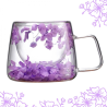 Stellen Sie sich vor, Sie wachen morgens auf und genießen Ihren Lieblingskaffee oder -tee aus einer Tasse, die Sie auf den ersten Blick erfreut. Die zarten Blumenmotive in leuchtendem Lila werden Ihren Tag verschönern und die elegante Form der Tasse liegt perfekt in Ihrer Hand. FLOWER GLASS ist keine gewöhnliche Tasse - es ist ein kleines Stück Freude, das jedes Getränk zu einem Erlebnis macht.
1. außergewöhnliches, auffälliges Design
- Jede Tasse ist mit farbenfrohen Blumen verziert, die ihr ein einzigartiges und fröhliches Aussehen verleihen. Egal, ob Sie sie zu Hause, bei der Arbeit oder in einer Vitrine verwenden, sie wird immer im Mittelpunkt der Aufmerksamkeit stehen.
2. Hergestellt aus Borosilikatglas - resistent gegen Beschädigungen
- Vergessen Sie gewöhnliche Gläser, die leicht zerkratzt oder zerbrochen werden. FLOWER GLASS ist aus hochwertigem Borosilikatglas gefertigt, das für seine Widerstandsfähigkeit gegenüber Stößen, Kratzern und Temperaturschwankungen bekannt ist. Ihr Glas wird seine Schönheit und Funktionalität für viele Jahre behalten.
3. perfekte Größe für jedes Getränk oder Dessert
- Mit einem Volumen von 180 ml eignet sich FLOWER GLASS perfekt für den Morgenkaffee, den Nachmittagstee, heiße Schokolade, Fruchtsaft, aber auch zum stilvollen Servieren von Desserts, Pudding oder Eis. Die Höhe von 9,5 cm und der Durchmesser von 7,5 cm sorgen dafür, dass die Tasse wie angegossen in der Hand liegt.
4. Bequem und sicher im Gebrauch
- Der Becher ist spülmaschinenfest (max. 30 °C, oberstes Fach), so dass Sie sich die Zeit und Mühe des Abwaschs per Hand sparen. Und dank der wärmeisolierenden Eigenschaften des Borosilikatglases bleibt Ihr Getränk länger heiß oder kalt - ganz wie Sie es mögen.