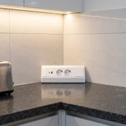 Innen-Steckdosenleiste CORNER SCHUKO 2x 230V + USB A-C / Weiß matt