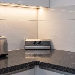 Innen-Steckdosenleiste CORNER SCHUKO 2x 230V + USB A-C / Edelstahl